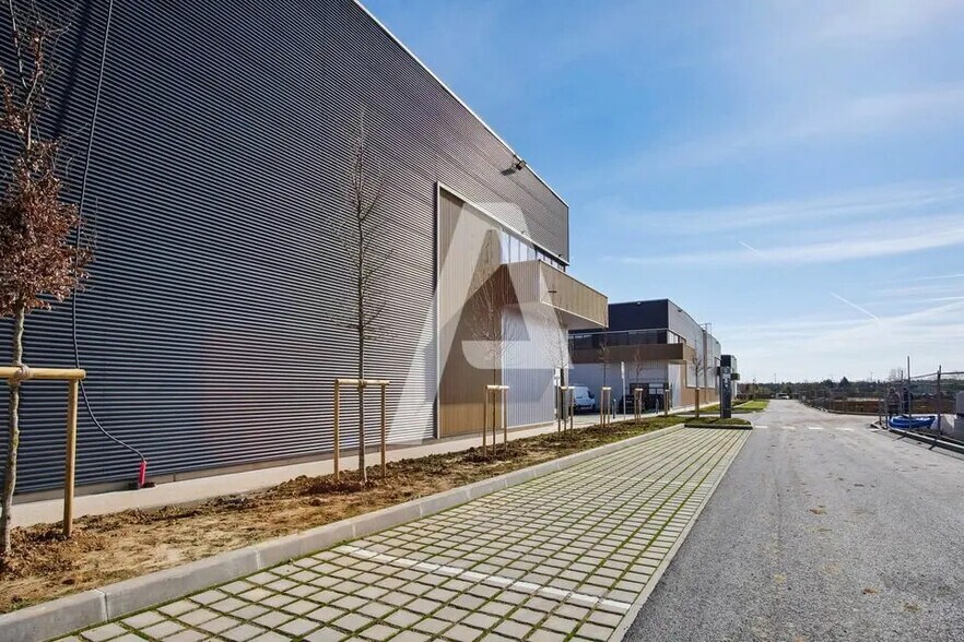 Flex in Chalifert for lease - Building Photo - Image 2 of 5