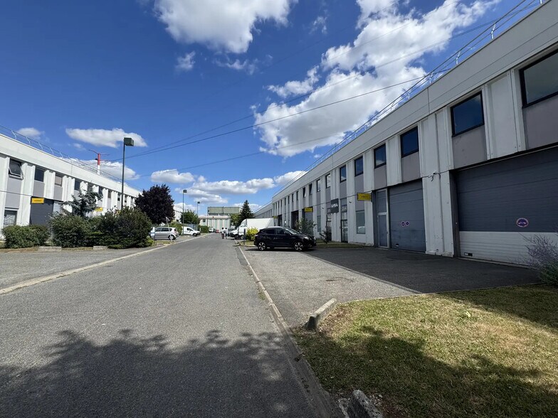 Office in Osny for sale - Building Photo - Image 1 of 13