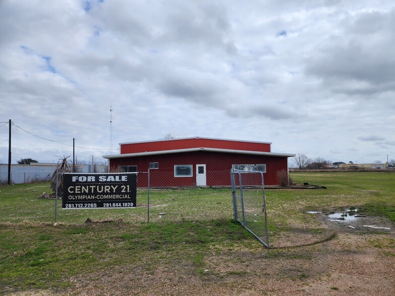 204 Glen Flora Rd, Eagle Lake, TX for sale - Building Photo - Image 3 of 28