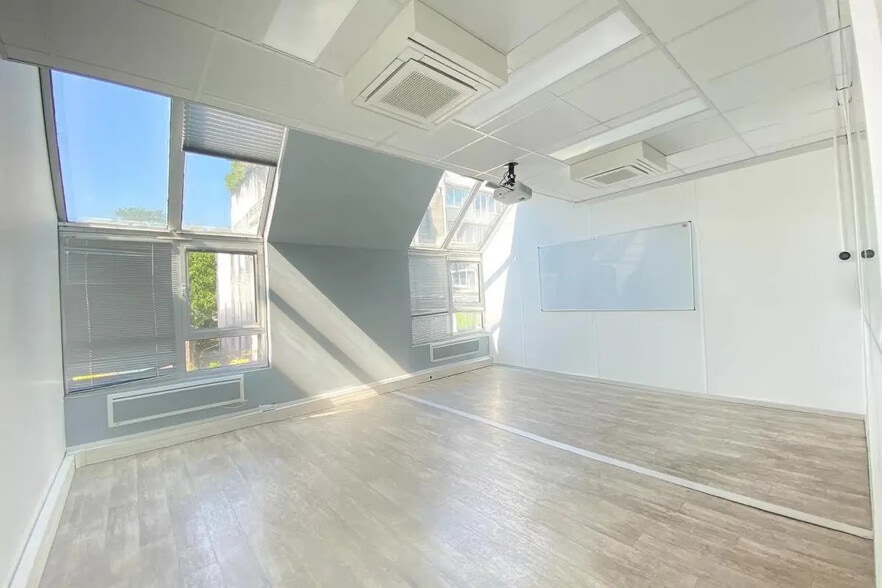 Office in Boulogne-Billancourt for lease - Building Photo - Image 2 of 12