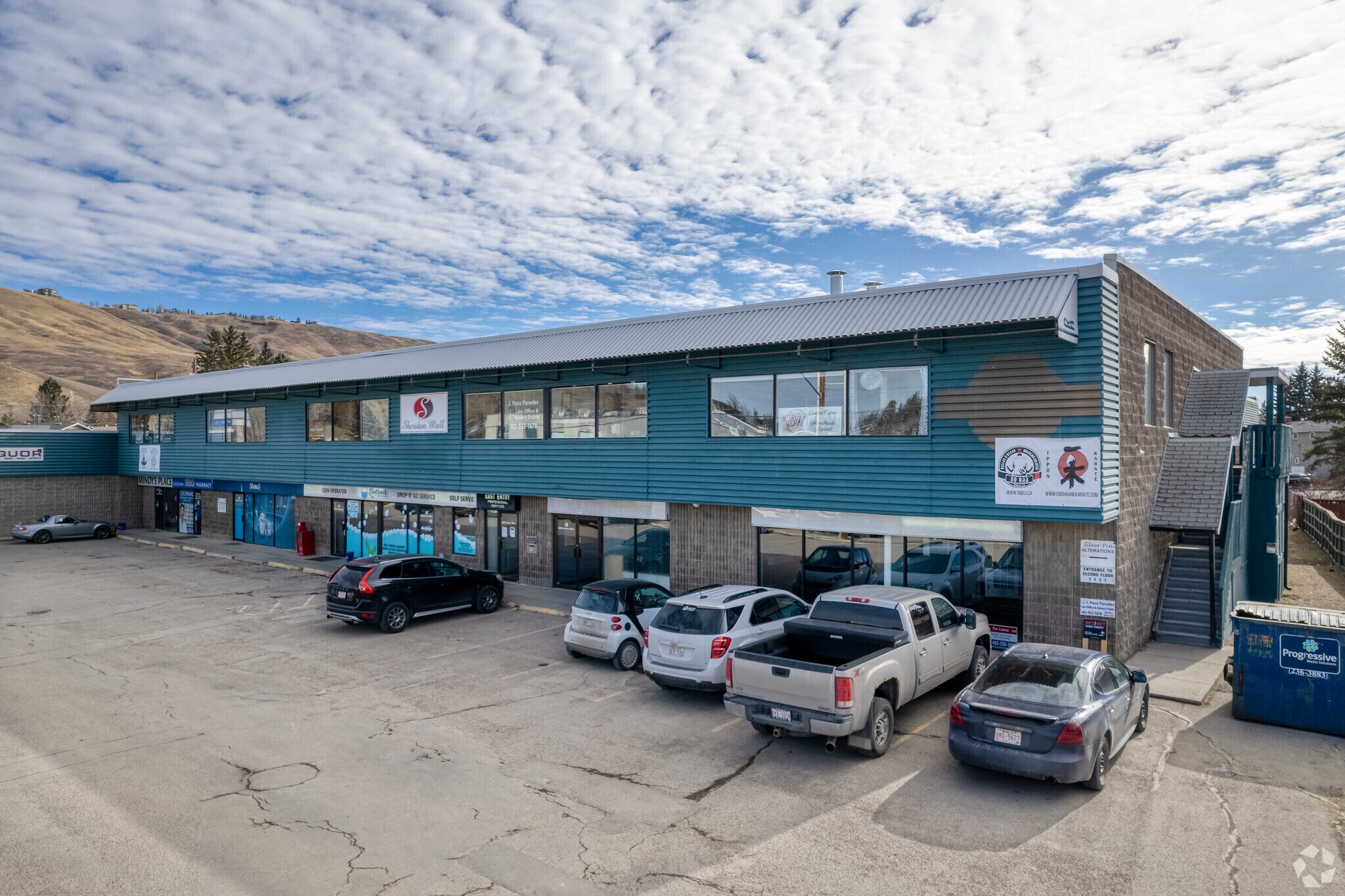 118 1st Ave W, Cochrane, AB for sale Primary Photo- Image 1 of 1