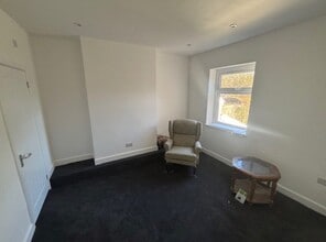 34 Penallta Rd, Ystrad Mynach for lease Interior Photo- Image 2 of 2