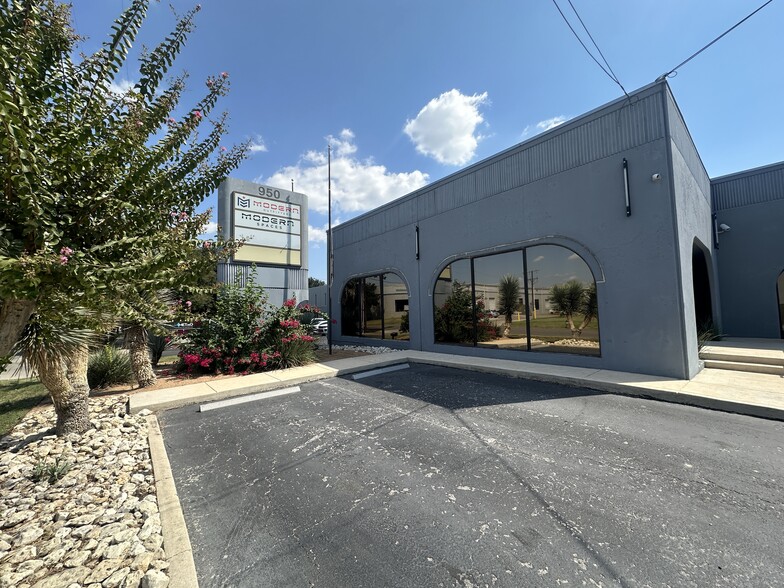 950 Isom Rd, San Antonio, TX for lease - Building Photo - Image 1 of 2