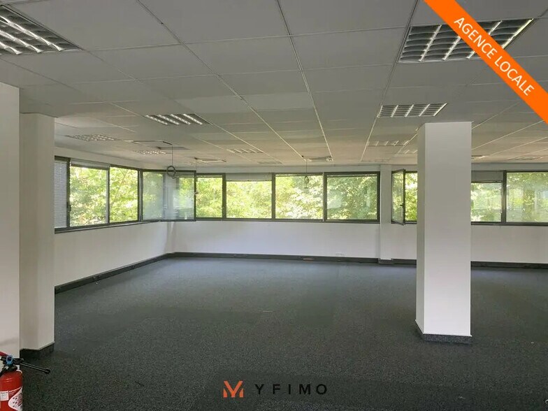 Office in Élancourt for lease - Interior Photo - Image 1 of 4