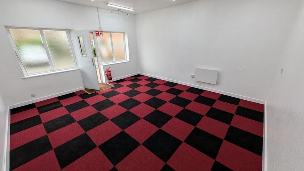 Sample Oak Ln, Chilworth for lease - Building Photo - Image 3 of 4