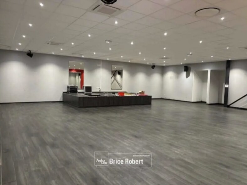 Flex in Miribel for lease - Interior Photo - Image 2 of 6