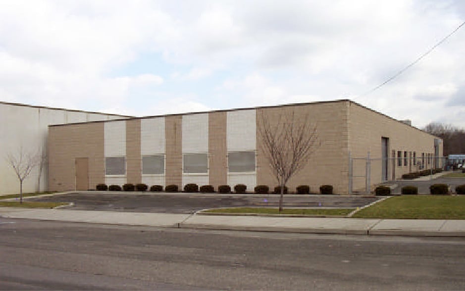 501-511 Sheffield Ave, West Babylon, NY for lease - Building Photo - Image 2 of 3