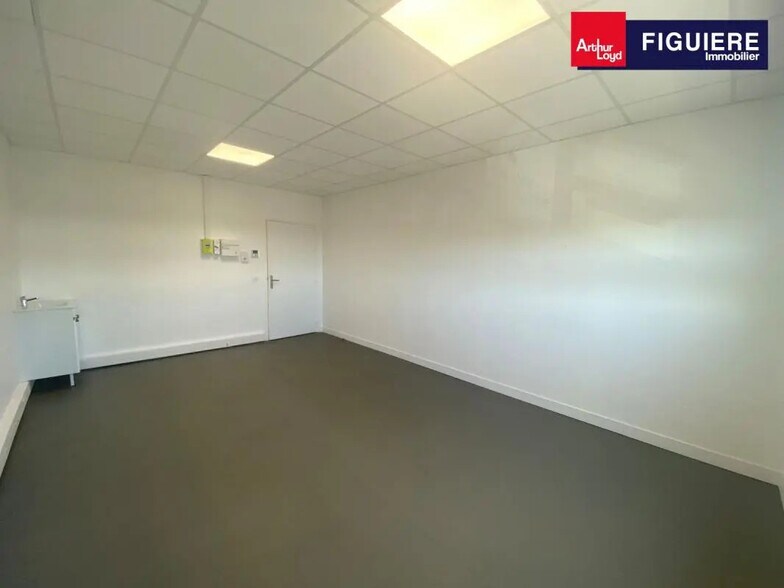 Office in Istres for lease - Interior Photo - Image 2 of 6