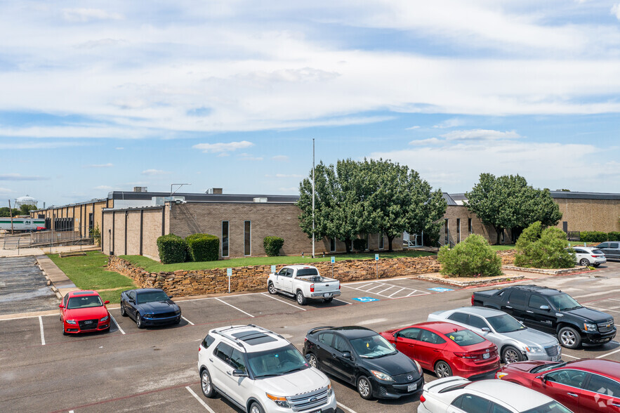 602 Fountain Pky, Grand Prairie, TX for lease - Building Photo - Image 1 of 17