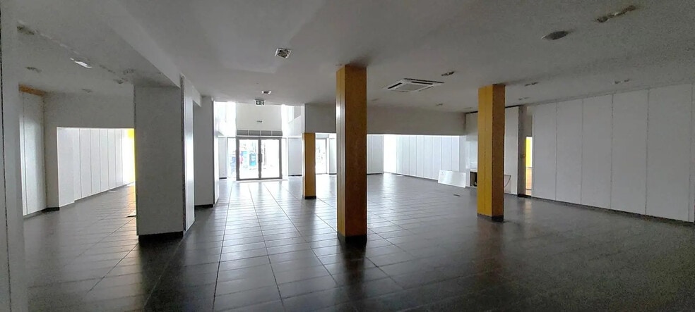 Retail in Châtellerault for sale - Interior Photo - Image 2 of 4