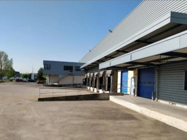 Industrial in Miribel for lease - Building Photo - Image 3 of 4