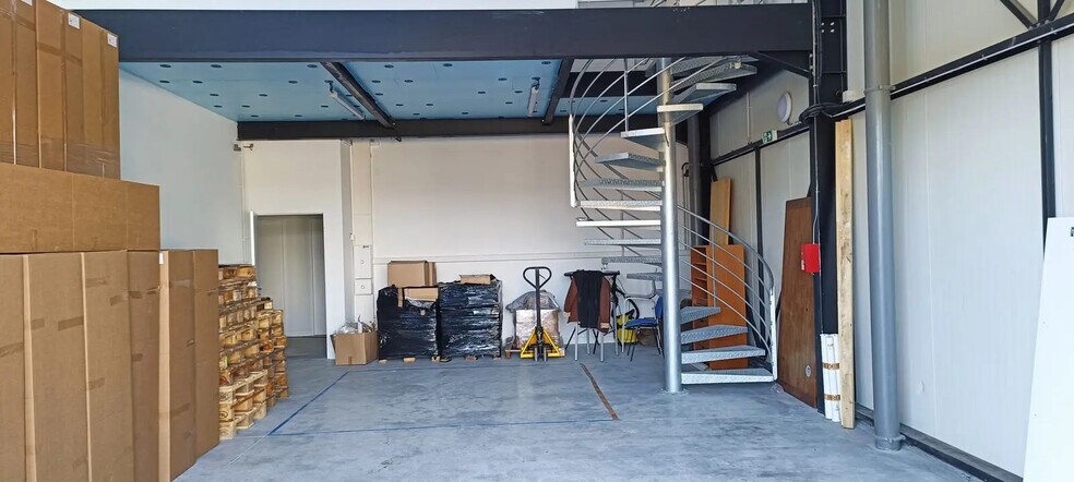 Flex in Séné for lease - Interior Photo - Image 1 of 3