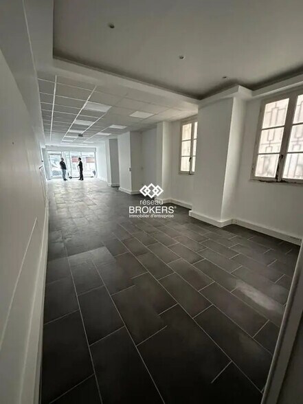 Retail in Paris for lease - Interior Photo - Image 3 of 3