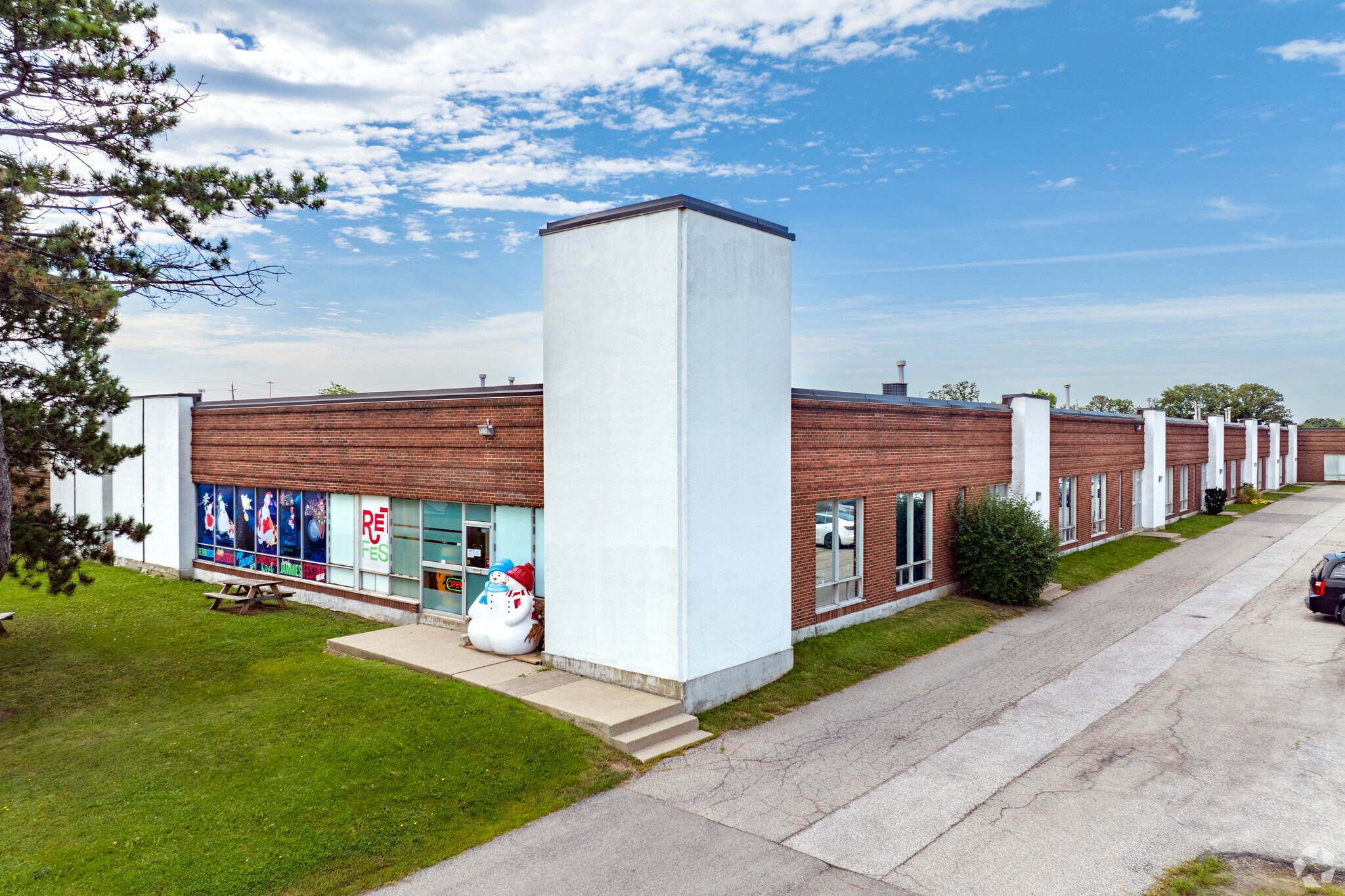 1100 Invicta Dr, Oakville, ON for lease Primary Photo- Image 1 of 6