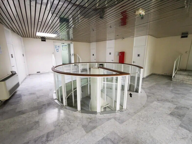 Office in Antibes for lease - Interior Photo - Image 2 of 5