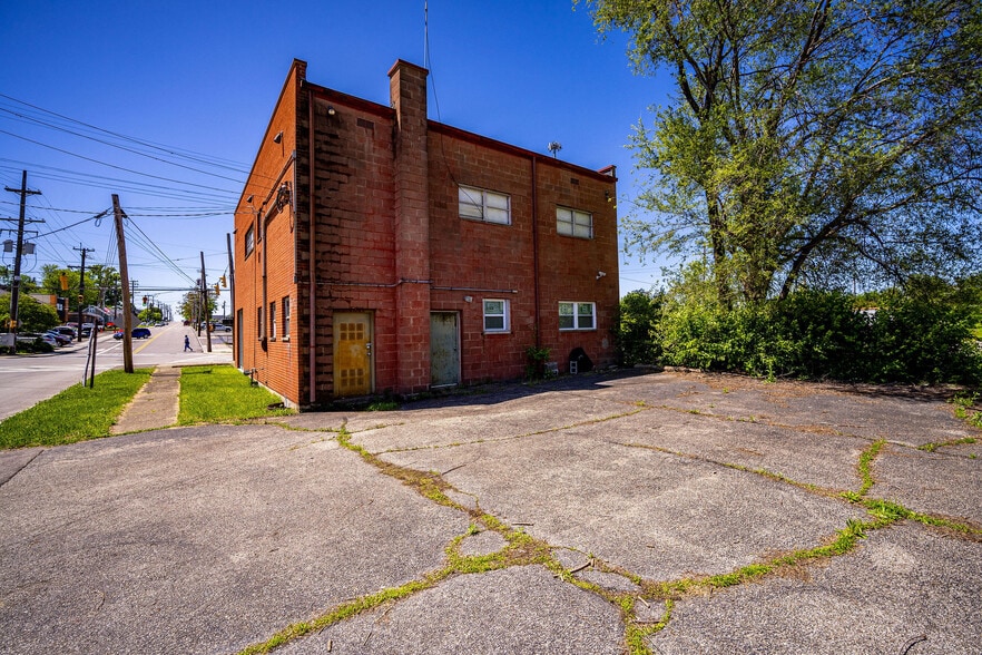 2198 Losantiville Ave, Cincinnati, OH for lease - Building Photo - Image 2 of 28