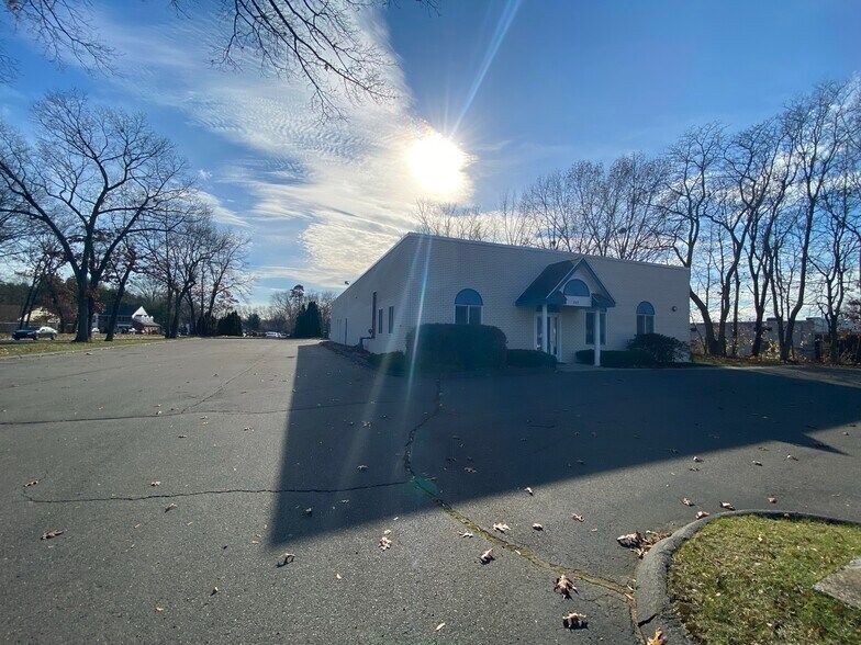 565 Halfway House Rd, Windsor Locks, CT for sale - Building Photo - Image 1 of 1