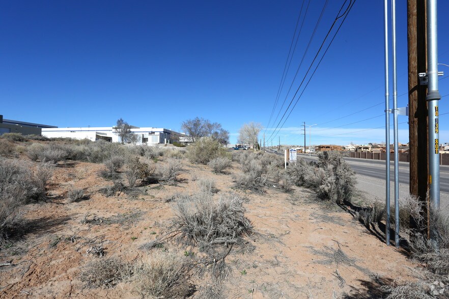 561 Vortex Rd NE, Rio Rancho, NM for sale - Primary Photo - Image 1 of 2