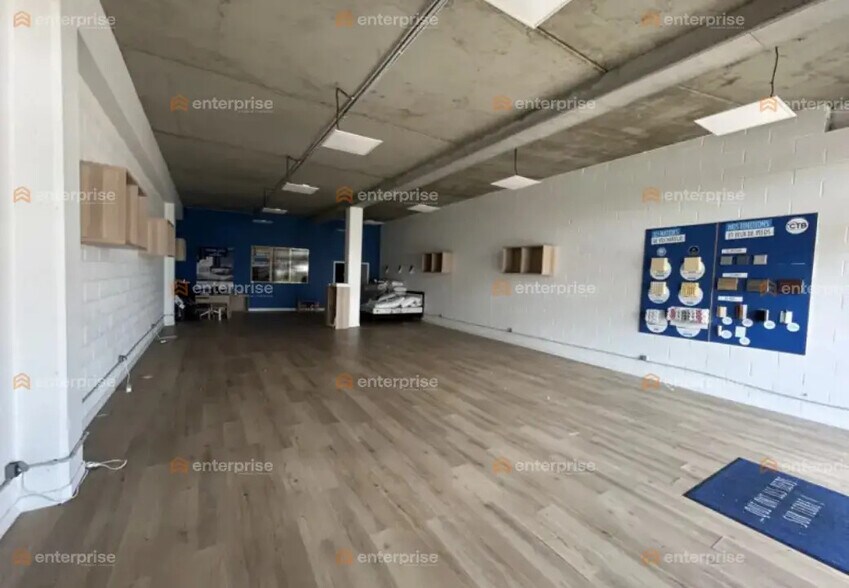 Retail in La Madeleine for lease - Interior Photo - Image 2 of 3