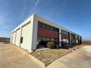 4928-4944 S 114th St, Omaha, NE for lease Building Photo- Image 1 of 3