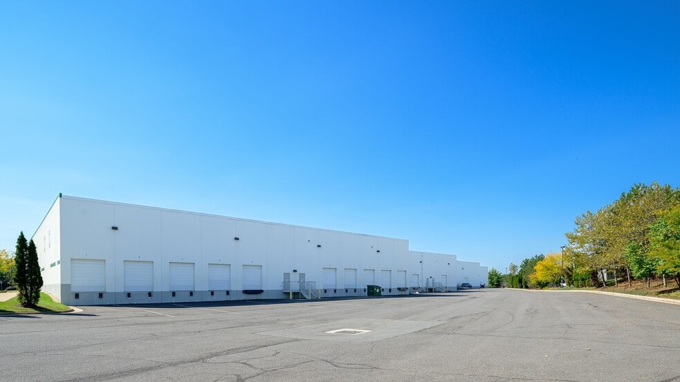 22714 Glenn Dr, Sterling, VA for lease - Building Photo - Image 2 of 2