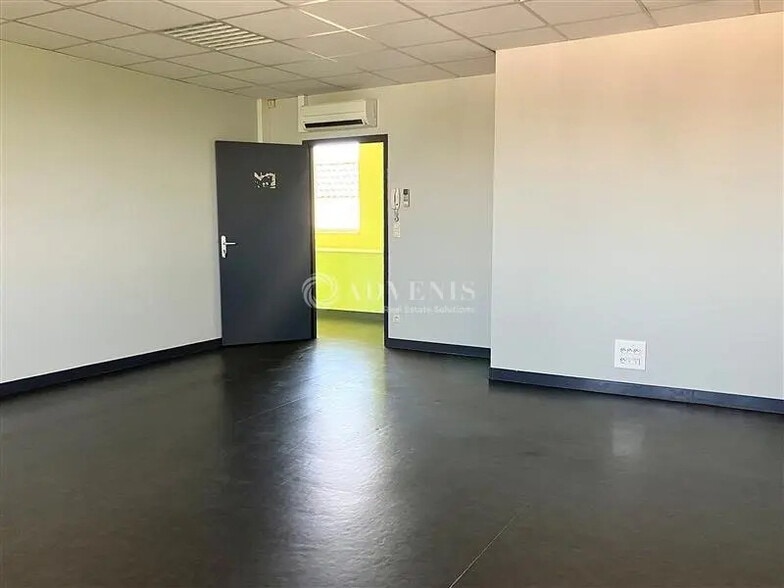 Office in Bourges for lease - Interior Photo - Image 2 of 2