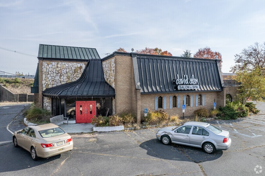 6 Spring Valley Rd, Paramus, NJ 07652 8,388 SF Retail 27,878 SF