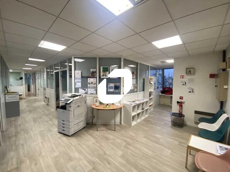 Office in Osny for lease - Interior Photo - Image 1 of 10