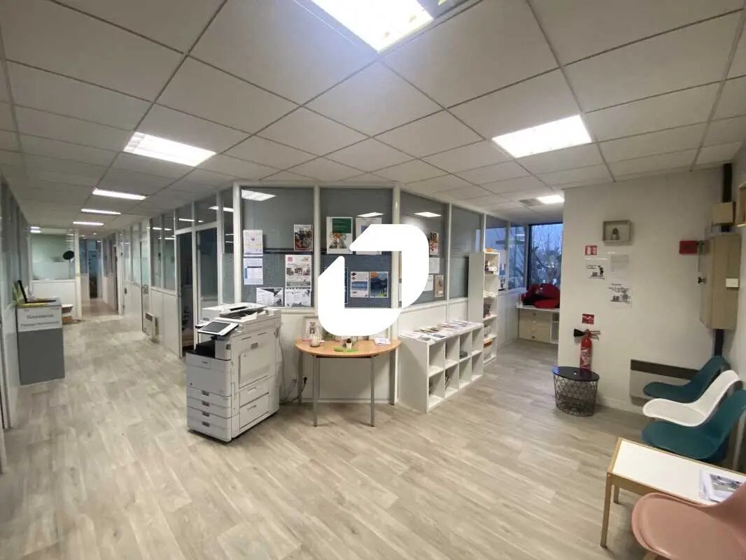 Office in Osny for lease Interior Photo- Image 1 of 11