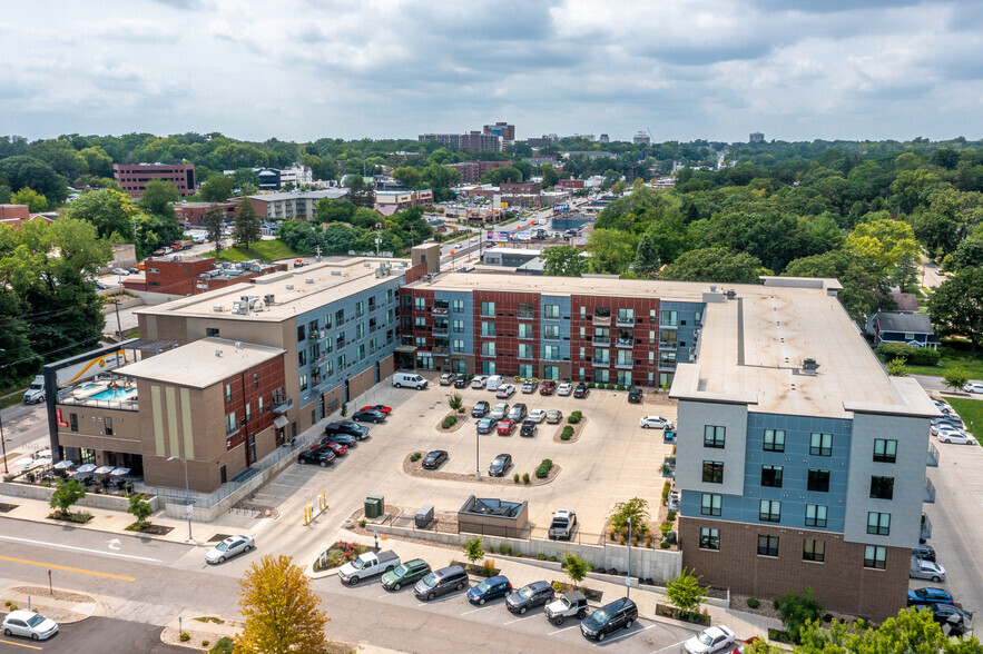 2301 Ingersoll Ave, Des Moines, IA for lease - Aerial - Image 3 of 5