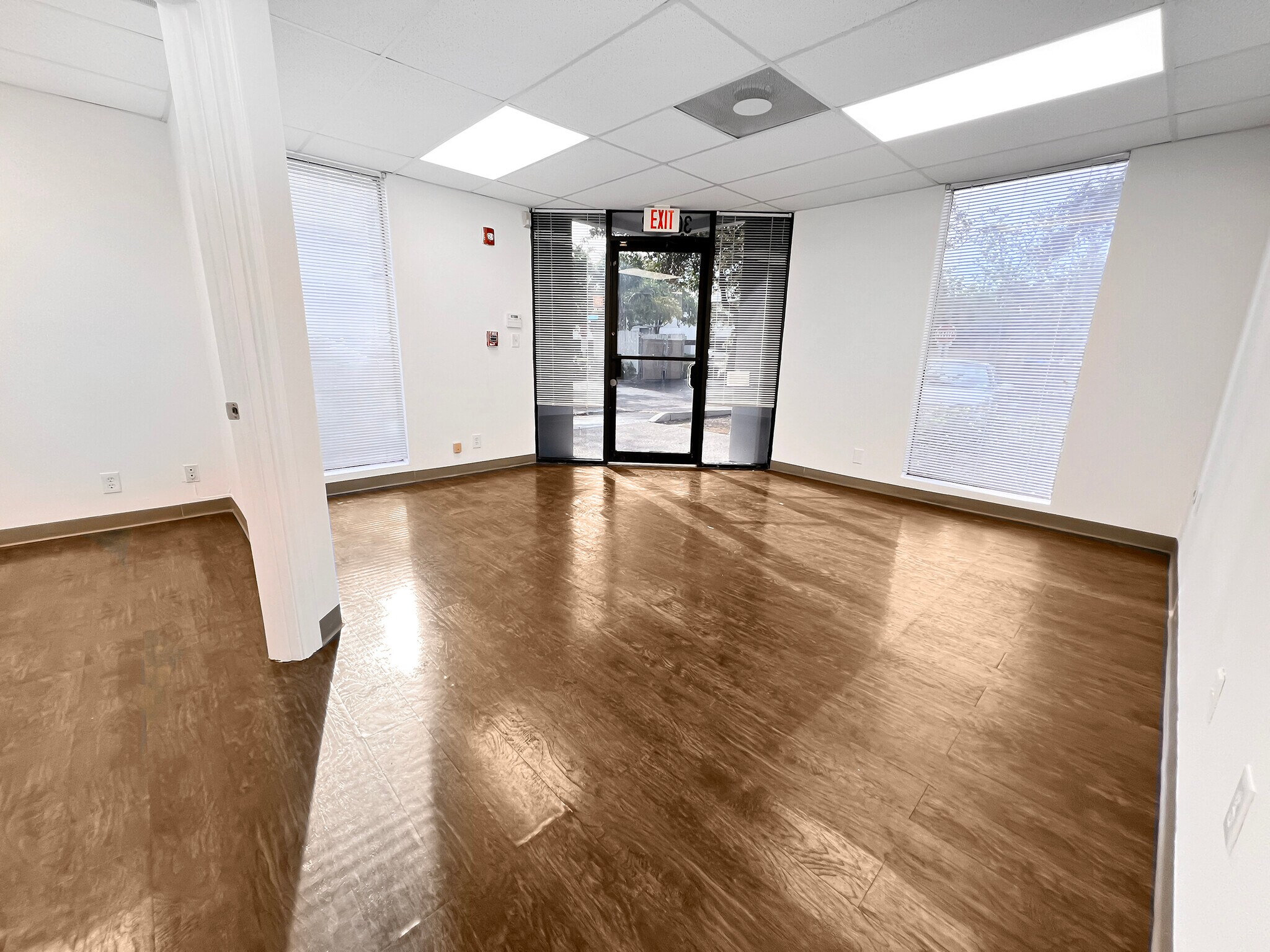 2201 Nw 30th Pl, Pompano Beach, FL for lease Interior Photo- Image 1 of 13