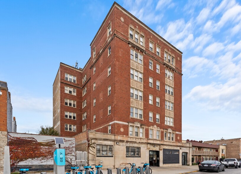 3008 E Cheltenham Pl, Chicago, IL for sale - Building Photo - Image 1 of 9