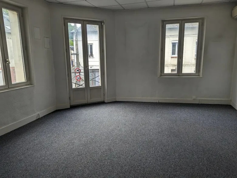 Retail in Pont-Saint-Pierre for sale - Interior Photo - Image 2 of 5