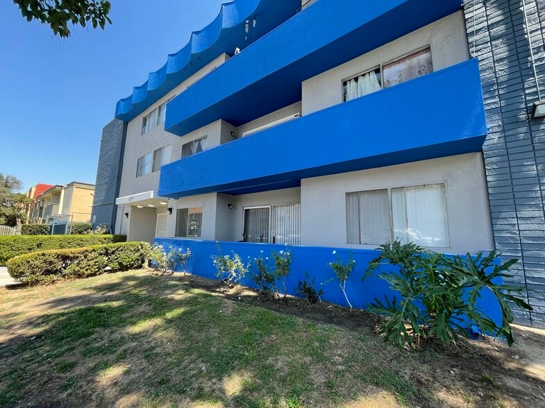 8070 Langdon Ave, Van Nuys, CA for sale - Building Photo - Image 2 of 10