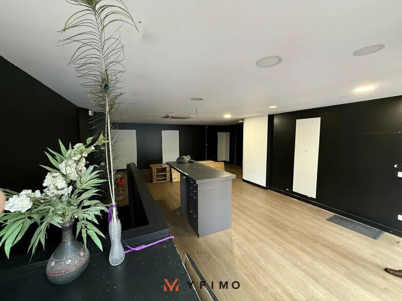 Retail in Maisons-Laffitte for lease - Interior Photo - Image 2 of 8