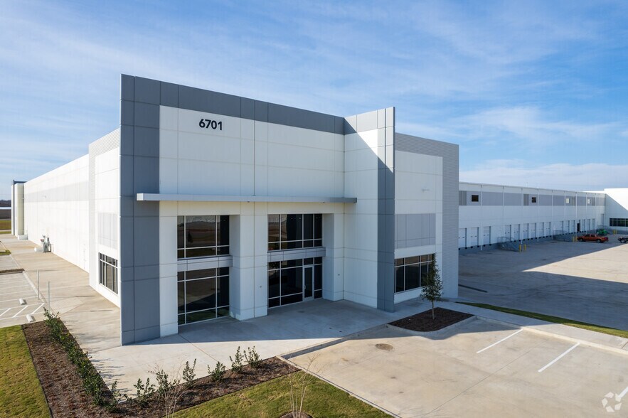 6701 Midway Rd, Haltom City, TX for sale - Primary Photo - Image 1 of 1
