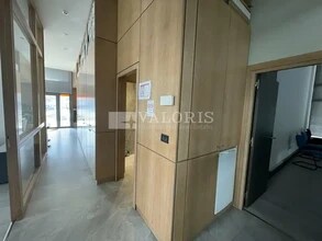 Retail in Lyon for lease Interior Photo- Image 2 of 5