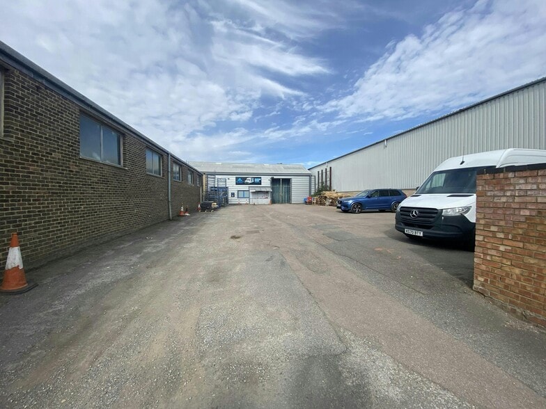 2 Greycaine Rd, Watford for lease - Building Photo - Image 1 of 43