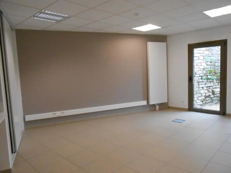 36 Allée Hugon, Ceyzériat for lease - Interior Photo - Image 2 of 12