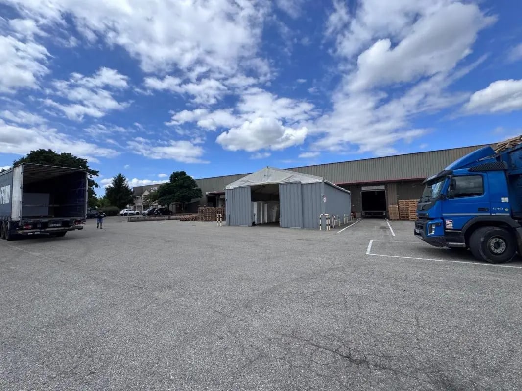 Flex in Dagneux for lease Building Photo- Image 1 of 2