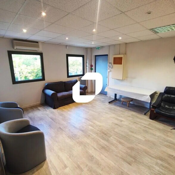 Office in Boissy-Saint-Léger for sale - Interior Photo - Image 2 of 5