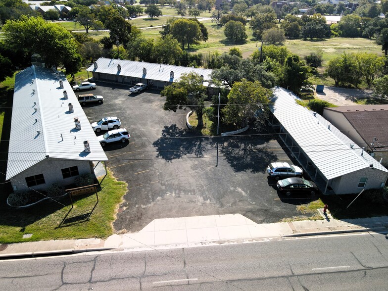 1814 Broadway, Kerrville, TX for sale - Building Photo - Image 1 of 27