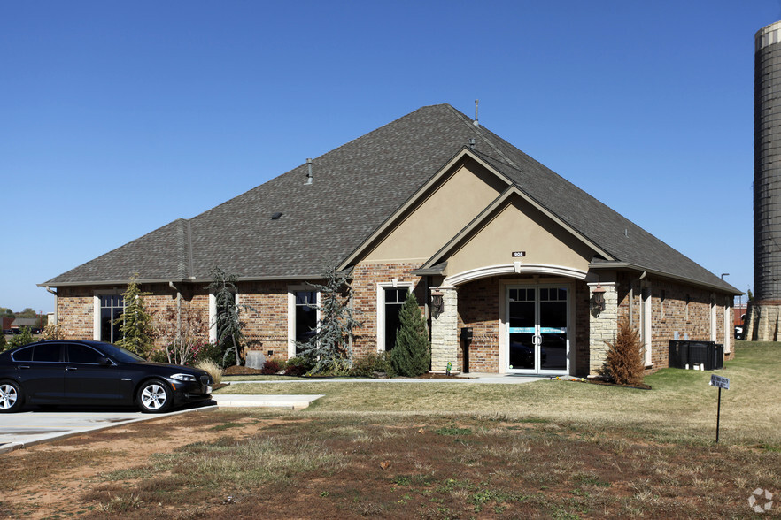 908 SW 107th St, Oklahoma City, OK for lease - Building Photo - Image 1 of 5