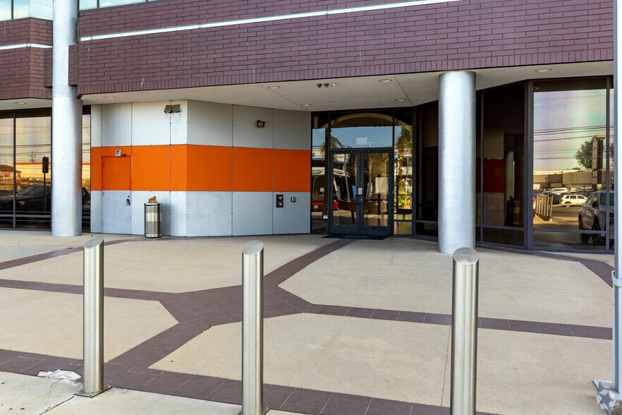 5900 Sepulveda Blvd, Van Nuys, CA for lease - Building Photo - Image 2 of 8