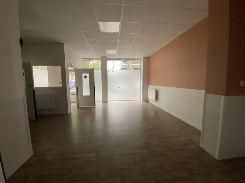 Retail in Le Havre for lease - Interior Photo - Image 3 of 7