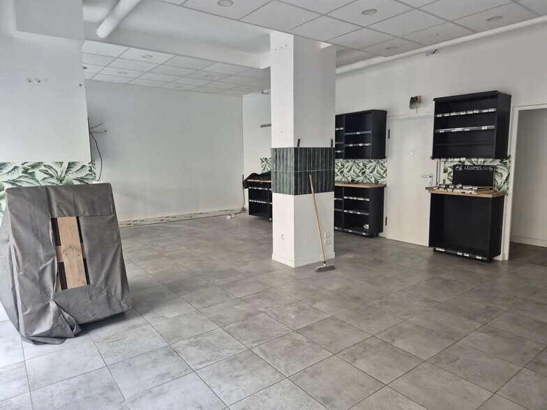 Retail in Versailles for lease - Interior Photo - Image 2 of 5