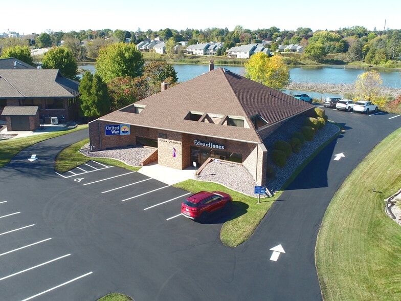 21 E Waldo Blvd, Manitowoc, WI for lease - Primary Photo - Image 1 of 2