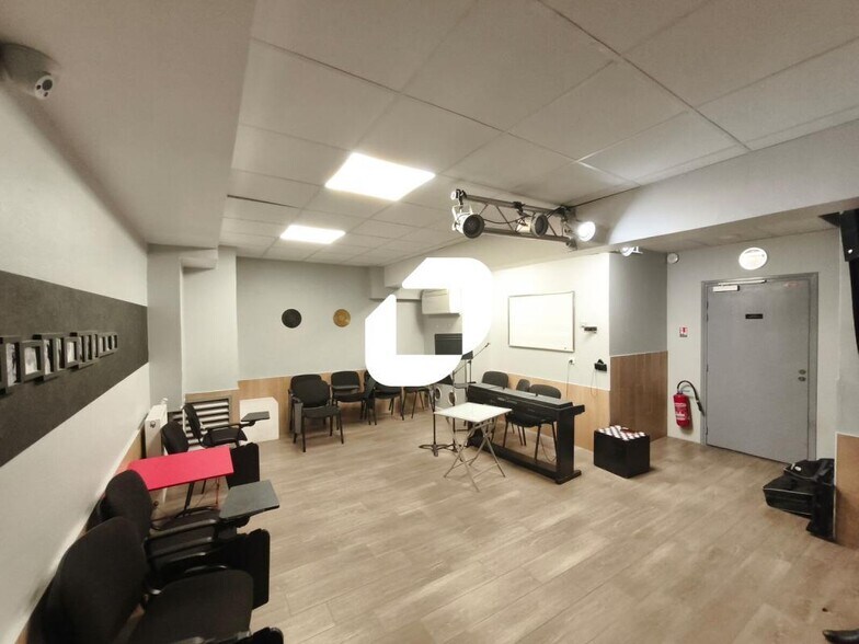 Office in Créteil for lease - Interior Photo - Image 3 of 13