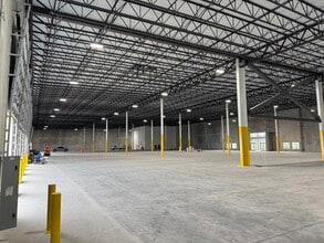9535 NW 174th St, Hialeah, FL for lease Interior Photo- Image 2 of 13
