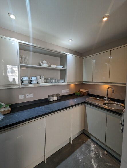 9 Queen Sq, Bristol for lease - Interior Photo - Image 2 of 6